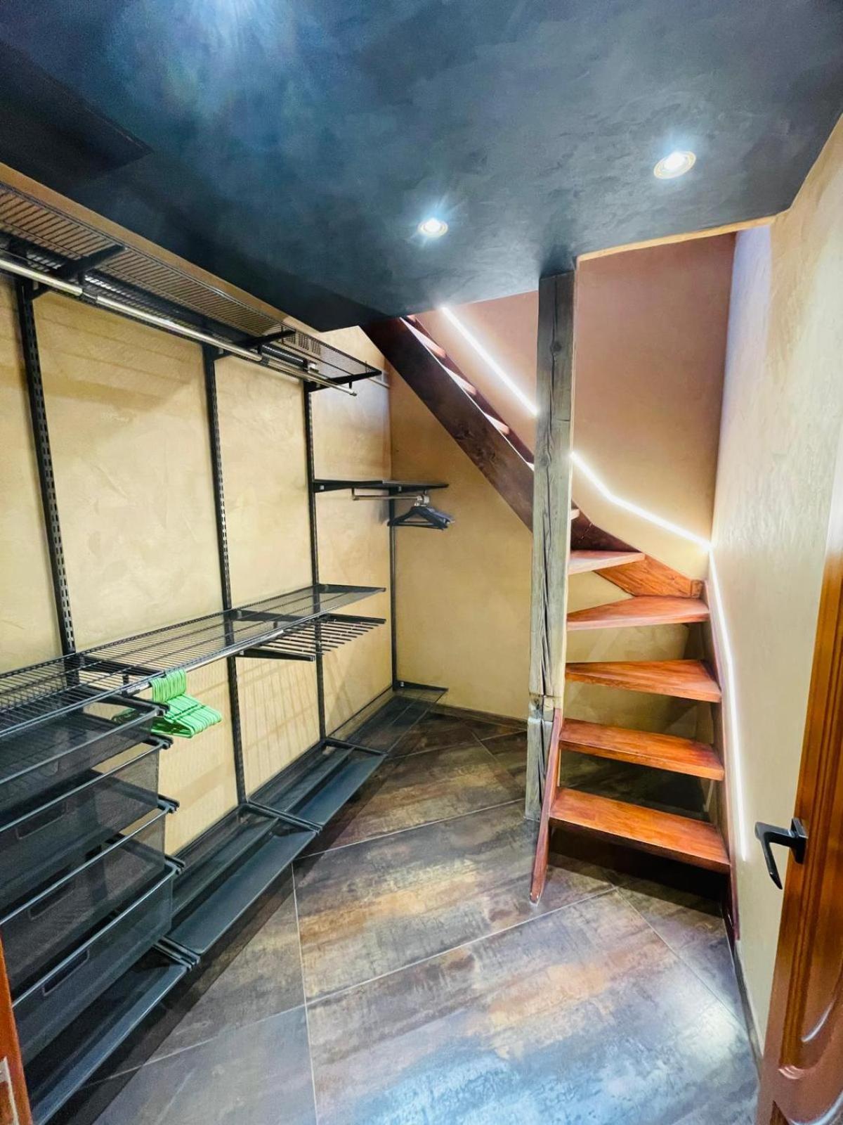 Brivibas - Sunset, Free Privat Parking, Free Wifi, Self Check-in Apartment